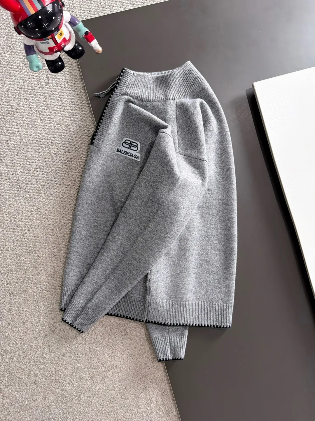 Next day shipping P195 Balenciaga high quality 2026 autumn and winter official website latest sweater, on sale at the same time at the counter Hot Sale! Specially made of wool blended fabric. It feels comfortable and can be directly in contact with the skin. The logo badge is exquisitely embroidered, which is extremely eye-catching! The details highlight the fashionable charm of big brands. Exquisite workmanship. Three-dimensional cutting style. The wearing effect is invincible and handsome! All three standards are complete! Sizes:M-3XL